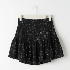 Prickig kjol  - Säljer denna fina kjolen ifrån Gina tricot. Den är svart med vita prickar och i storlek M. 