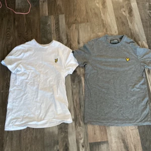 Två Lyle&Scott t shirts -  Två Lyle&scott t shorts båda i storlek XS. Dem behöver att strykas. Dem är i bra skick. Priset kan diskuteras. Skriv om ni har frågor👍