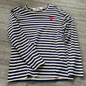 Cdg play longsleeve  - Cdg longsleeve i fint skick, använt en del men tvättad på rätt sätt så den inte krympt! Size L passar M, den mörkblå färgen!