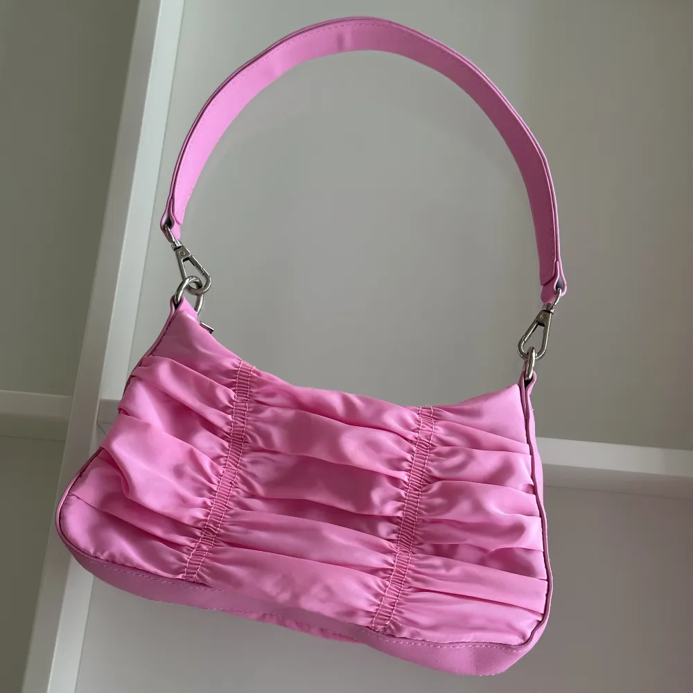 Rosa väska från Topshop, väskan är oanvänd och endast använd på bild. Köpt för 350:- . Väskor.