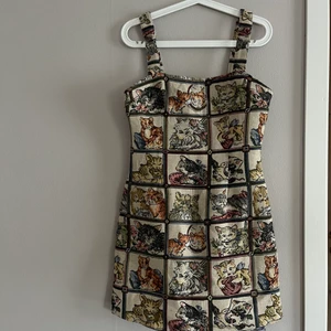 Klänning med kattmönster - Säljer den här underbara klänningen som är oanvänd ifrån Cider, då den tyvärr var för liten storlek för mig. Kan mötas upp i Söderköping eller Norrköping eller frakta mot betalning <3