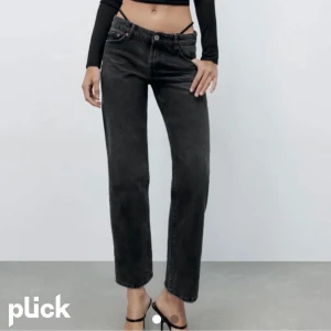 Lågmidjade jeans zara - Lågmidjade jeans ifrån zara i storlek 32, säljer då de var för korta på mig! Kom privat för bilder🫶🏻endast testade
