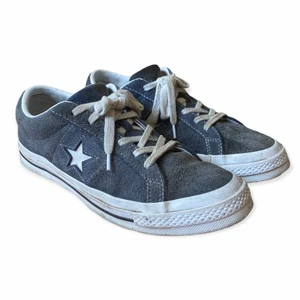 Converse One Star Sneakers - Ett par fina Converse i blå färg. Bra kvalité, i fint skick. Inga större slitage och är väldigt bekväma. Frakt i låda 99 kr spårbart, frakt i påse 66 kr spårbart 📦