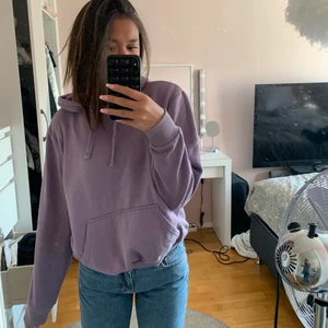 Hoodie  - Säljer denna hoodien som aldrig kommer till användning längre. 