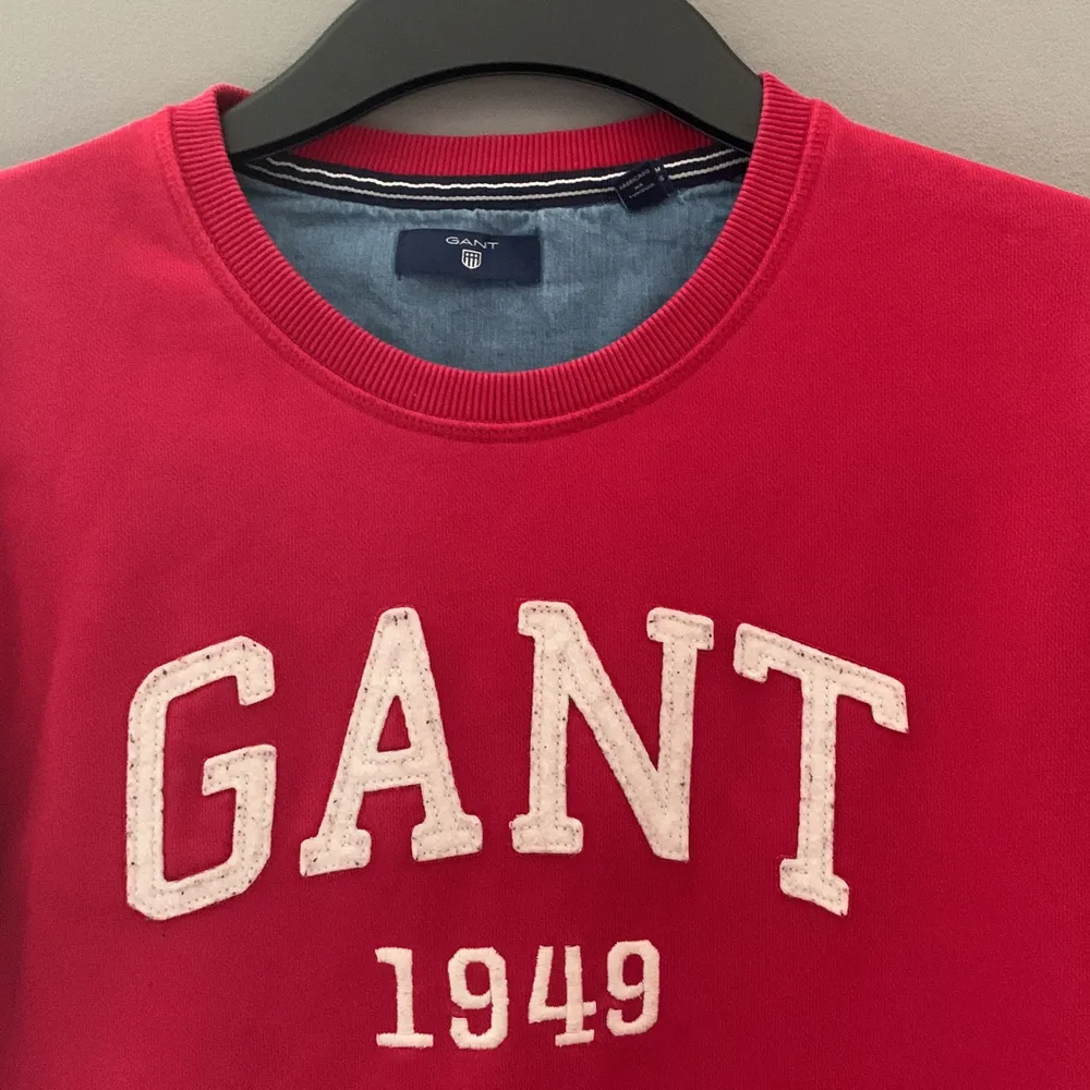 Säljer nu en najs röd tröja från Gant.👍 Den är använd fåtal gånger och är i bra skick! Den är i storlek 158/164 cm & 13-14 år. Säljer den för 149 kr. Kontakta privat för mer information och bilder! . Tröjor & Koftor.