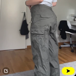 Gröna cargobyxor från h&m i stl S - Cargobyxor som är i nyskick, använd byxorna 1gång och är i stl S men är stretchiga vid midjan så beroende på hur stora man vill ha byxorna så passar det nog M😊Köpta för 400 kr i h&m på man avdelningen o fler frågor är det o bara skriva!Pris kan diskuteras