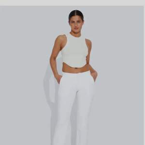 Vita, lågmidjade kostymbyxor från bikbok, helt oanvända. Säljer för de är för små. Storlek 34 (PETITE) köptes för 399kr säljer för 250kr+frakt!!🤍🤍