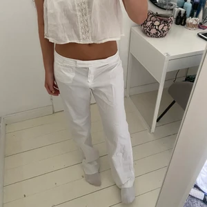 Lågmidjade vita - Så coola vita byxor! Inte genomskinliga och perfekta🤩