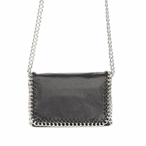 SVART TIAMOVÄSKA  - Väskan är i bra skick! Lik Stella McCartney väskan. ❌ANVÄND INTE KÖP NU KNAPPEN❌ Om man vill köpa så får man vara med i budgivningen. Köpare står för frakt  📦 ❌ÖKA ALLTID MED MINST 10 KR❌ Kommer skicka nästa vecka då jag inte är hemma i veckan!