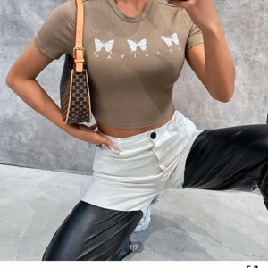 T-shirt  - Fin T-shirt från shein som jag säljer då den inte riktigt är min stil, tror jag använt den 2 gånger, köpte för 69kr. Köparen står för frakten.