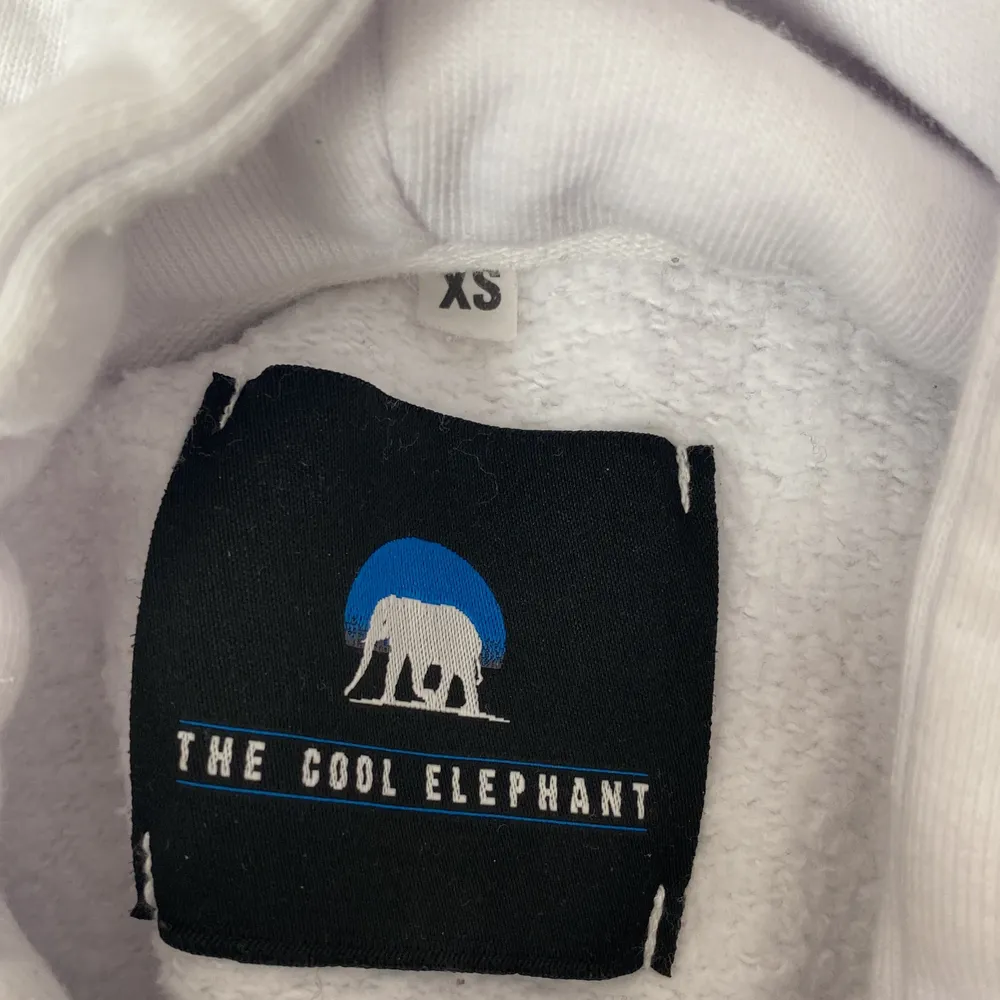 Säljer min the cool elephant hoodie💕 Använd fåtal gånger därför nästan som ny💕 köpt för 500kr, säljer för 300kr + frakt💕 Priset kan diskuteras💕. Hoodies.