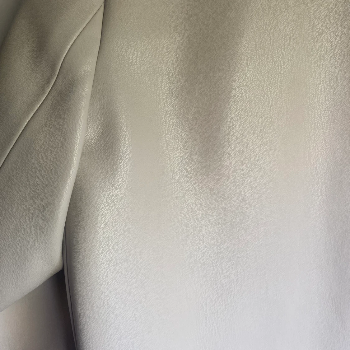 Oversize Blazer i skinnimitation  - 90