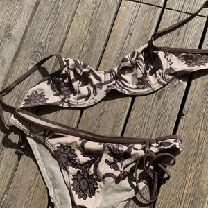 Bikini - Jättefin unik blommig bikini, passar ungefär XS/S. Skulle säga att kupan är 75B.💓 (Har lagt upp massa nytt, kolla gärna min profil :))