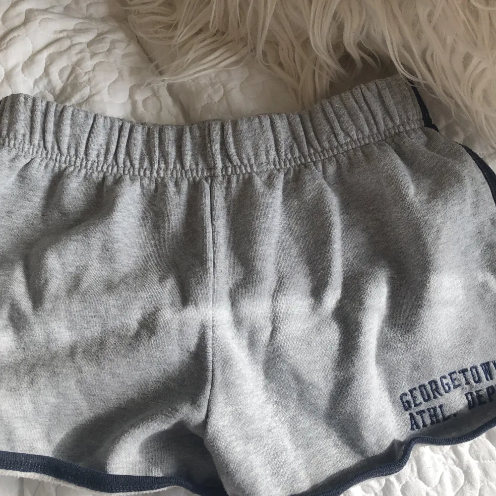 Säljer dessa shorts från brandy Melville i storlek xs. De är sällan använd och är i bra skick. Säljer för 100kr + 40kr frakt. . Shorts.