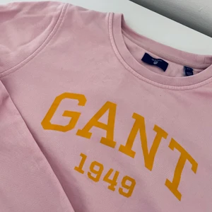 Långärmad tröja GANT - långärmad tröja från GANT med guld logga. Fint skick och bra kvalitet. I storleken xs. Köparen står för frakt.