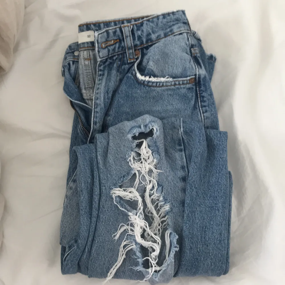 Bild 1: svarta håliga jeans från Gina strl 32-34. Bild 2: ljus blåa jeans från gina strl 30-32 Bild 3: blåa jeans från gina i strl 33-34 Bra skick! DM för fler bilder mm Alla jeans har hål på knäna!! . Jeans & Byxor.