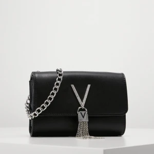 Väska Valentino - Säljer min valentino väska då jag inte känner att den kommer till någon större andvändning, mycket fint skick!