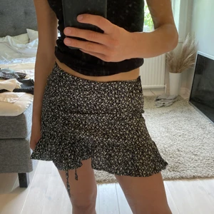 Kjol - Blommig svart kjol i storlek xs, superfin att ha lågmidjat. 40+frakt