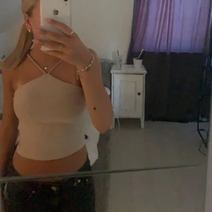 Beige/ rosa tröja  - Säljer denna tröjan för använder aldrig! Bra skick, precis som ny 😇💗