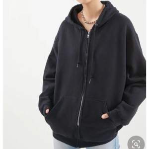 Säljer denna oanvända hoodie/munkjacka från Brandy Melville. Passformen är som på bilderna och den är i strl M men oversized! Färgen är urtvättad svart!