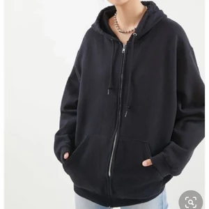 Hoodie/munkjacka från brandy Melville  - Säljer denna oanvända hoodie/munkjacka från Brandy Melville. Passformen är som på bilderna och den är i strl M men oversized! Färgen är urtvättad svart!