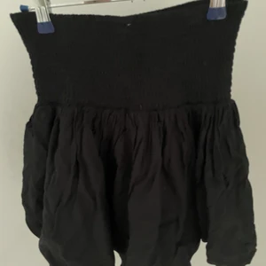 Svart kjol 50 kr - Fin kjol som kan andvändas som tröja!  knappt andvänd då jag har mycket andra kjolar/toppar jag andvänder.  köpt förra året. Storlek 146/152 men passar mig som är 159! Inte sliten på nått sätt. säljer för 50 kr + frakt,  först till kvarn🤍