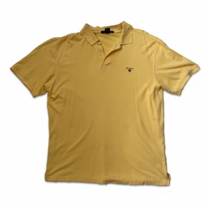 Piké T-Shirt - Köpt secondhand men inte använd sen dess  Finns dock ett litet hål upp vid ena nyckelbenet ungefär 