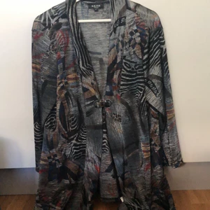 Mönstrad kofta med spänne - Mönstrad kofta med stilrent spänne.