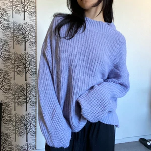 Missguided stickad tröja  - Violettfärgad stickad tröja från Missguided med oversized passform. Använd och i gott skick. 