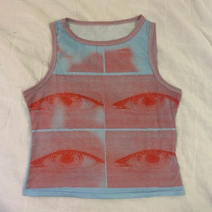 Printad Top - Säljer ännu en ascool top från Emmiol med detta snygga tryck💕 Materialet är skönt, och älskar färgkombinationen 😋 (Om frakt önskas, kan det ordnas :)