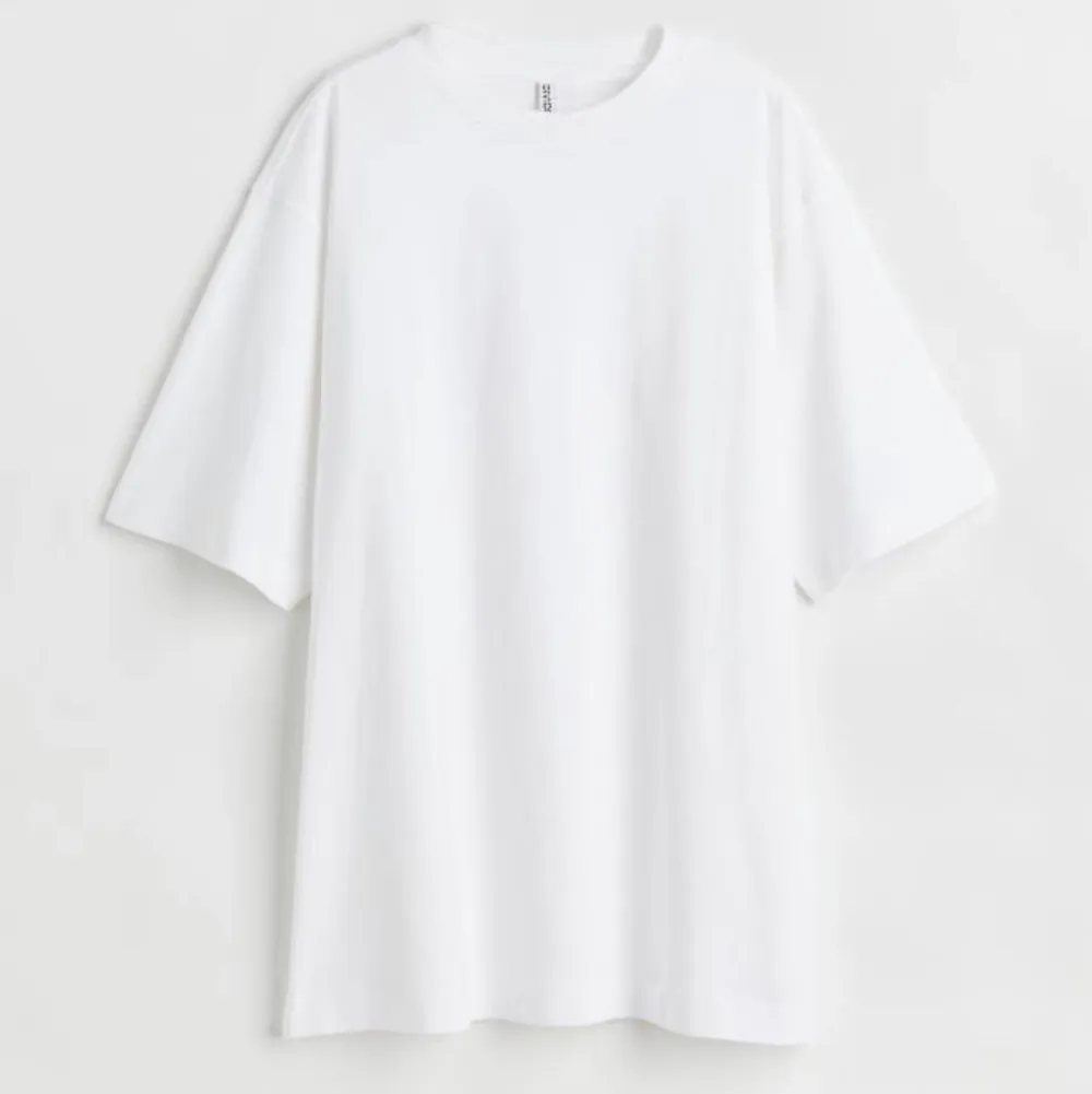 Vit oversized t-shirt som inte kommer till användning. Den är i storlek XXS men skulle passa som S för att det är ganska stor i storleken. Köpt för 79 kr och säljer nu för 39 kr. (Köparen står för frakten). T-shirts.