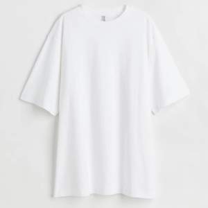Vit oversized t-shirt som inte kommer till användning. Den är i storlek XXS men skulle passa som S för att det är ganska stor i storleken. Köpt för 79 kr och säljer nu för 39 kr. (Köparen står för frakten)