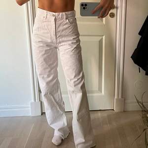Vita high-waisted jeans från zara. Wide leg och aldrig använda. Köparen står för frakt ❤️