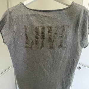 Zadig tshirt  - Super fin Zadig tshirt med glittrig text på baksidan! Ganska använd i skicket därav priset