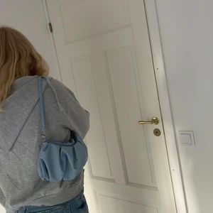 Blå handväska i fint skick - Passade inte riktigt min smak därav säljer jag den💗 tryck inte på köp direkt!