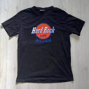 T-shirt i nyskick. Endast använd för bild. Köpt på Hard Rock Café i Hurghada, Egypten.  Läs gärna min biografi och hör av dig om det är något du undrar! 🧚🏽‍♀️