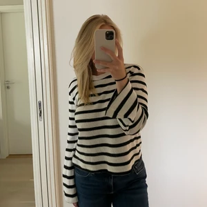 Randig Stickadtröja - Jättefin, speciellt nu på sommaren😍 Knappt använd. Utsvängda armar  Ligger uppe för 399kr på Ginas hemsida. 