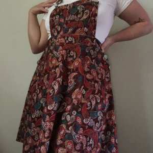 Hängselklänning  - En mönstrig hängselklänning! 