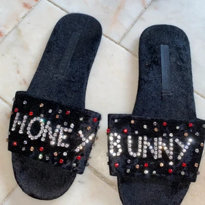 Tofflor  - Dessa skor har jag inte användit så mycket eftersom det är inte min still, och passar mig inte längre. Fick dom från en släkting, som en gåva. Men vill inte ha kvar dom längre.