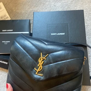 Ysl loulou toy - Säljer nu min älskade ysl loulou toy, köpte väskan för 1 år sedan på ysl hemsida, väskan är i bra skick utan några som helst skador! Nypris 14 800 kr. Säljer för 11 000💞  Kvitto, kartong, dustbag och äkthetsbevis medkommer🥰