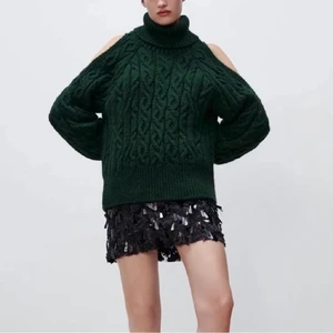 Stickad tröja  - (SÄLJER INTE FÖR UNDER 350) säljer denna fina cut out tröjan från zara. Köpte denna för 400kr och har endast användt den 1 gång. Perfekt till sommarkvällarna och hösten🫶🏼🫶🏼🫶🏼🫶🏼 BUDGIVNING PRIVAT: 370kr