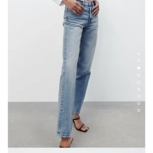 Mid waist jeans  - Säljer mina nyköpta mid waist jeans i strl 36 från Zara pga för korta, satt väldigt fint förutom längden då jag är 176💕