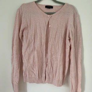 Ljusrosa kofta - Söt ljusrosa kofta som jag tyvärr inte vet märket på💓