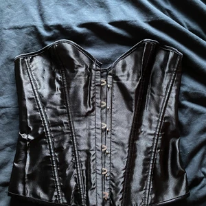 Svart Korset - Jättefin Korset! Har aldrig fårt användning för den, därav säljer jag den. Frakten står köpare för!💕