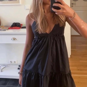 Zara klänning - Har ingen användning av denna fina zara klänningen längre. Storlek XS, super fint skick, felfri 🤩