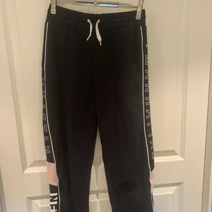 Svarta mjukisbyxor  - Svarta mjukisbyxor med tryck på sidorna, från hm 