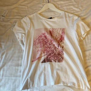 Gina tricot t-Shirt M - Tröjan är i nyskick bara använd 2-3 ggr. Ganska liten i storleken.