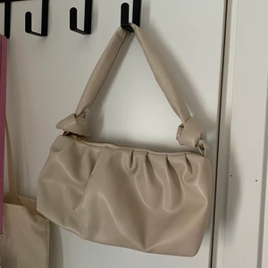 Väska - Super fin väska som endast är använd några gånger. Kan finnas nån fläck och tecken på användning inuti. 