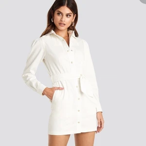 Jeansklänning Nakd 34  - Otroligt fin klänning från nakd i storlek 34. Älskar den men den har tyvärr blivit för liten då jag gått upp i vikt. Är som en normal 34:a.                                              Har någon en 36:a till salu får ni gärna hojta till 😍 