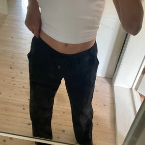 Linnebyxor zara - Jag säljer dessa svarta linnebyxor ifrån zara som är slutsålda! Dem är i storlek xs och jag är 169 cm lång. Fläckarna kommer ifrån spegeln på första bilden💕de är endast använda ett fåtal gånger!